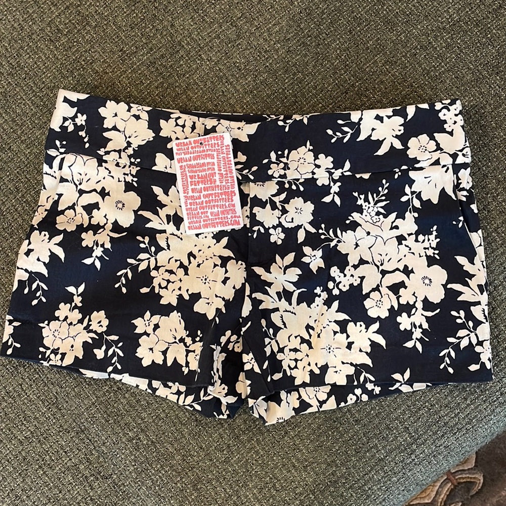 Lux black cream floral shorts (sz 0)
